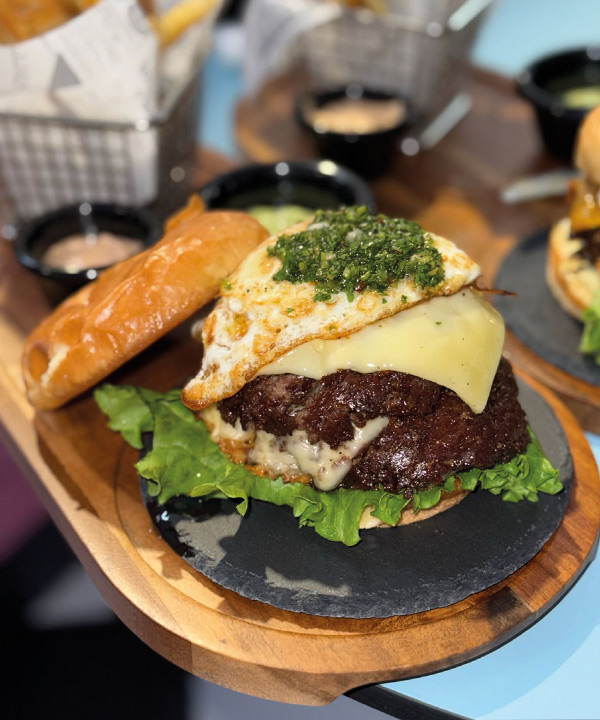 Un décor iconique et des burgers généreux - Kings & Queens