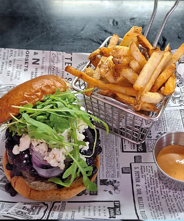 Un décor iconique et des burgers généreux - Kings & Queens